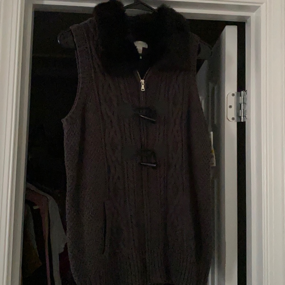 Sweater vest with fur